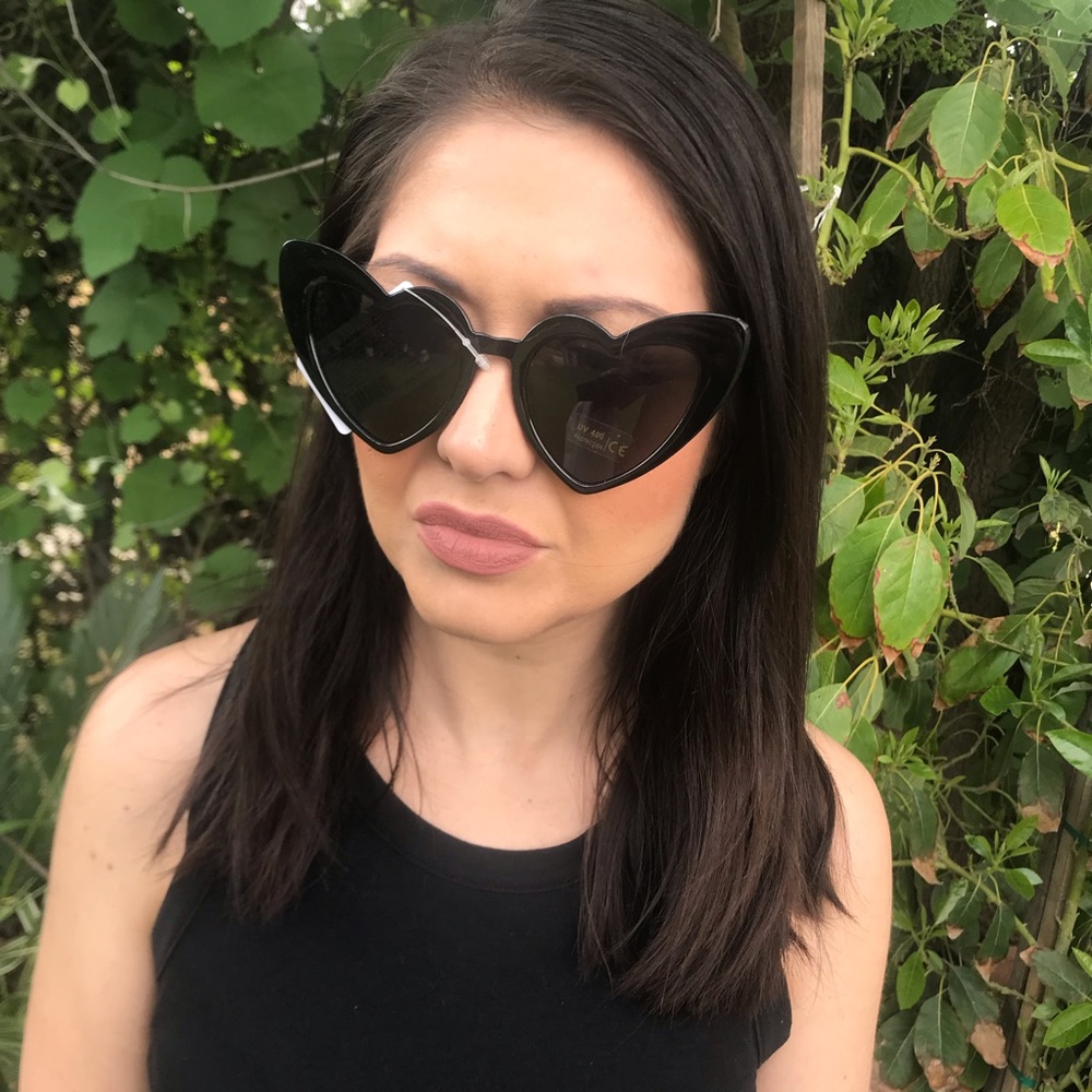 🆕 Black Heart Shaped Sunglasses 😍 w Cat-eye